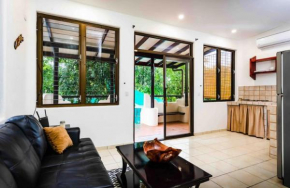 5 min walk to beach/sleeps 12-18/gated parking/pool, Tamarindo